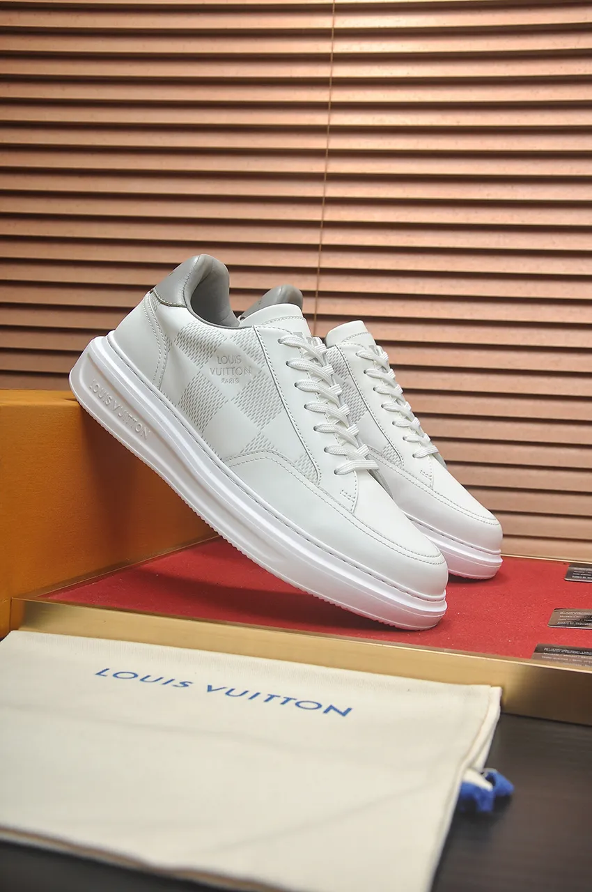Men's men's shoes 💰640💶Original development, quality shipping, welcome to compare - LV sneaker series sports shoes introduce the loose silhouette of the ready-to-wear series into the spring and summer men's wear shows and make an eye-catching appearance. The cow leather upper is combined with rough fabric laces, and colorful beading highlights the brand's classic elements. LV letters mark the tongue and Monogram floral outsole. Mixed materials Made of top-grain cowhide, thick shoelace design, large Monogram print on the side, mesh lining and cotton feet, the comfort is as extreme as ever, premium heritage, quality first, worth owning! Size: Men’s 38-45 (45 is custom-made and cannot be returned or exchanged)